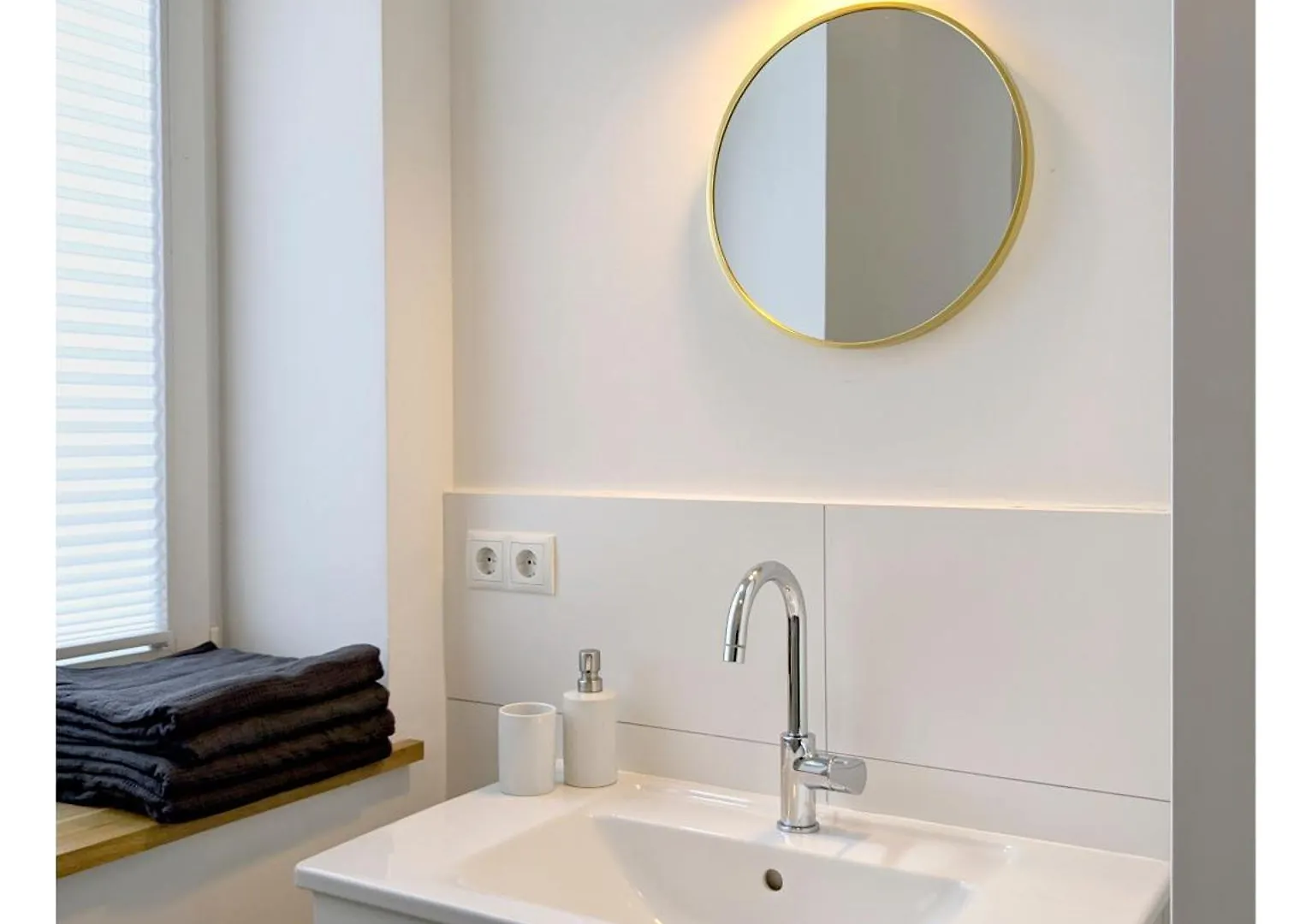 2 Zi Whg Zentral, Altbau, Renoviert 4P - Buchbar Bis 08-25 Lejlighed Hannover