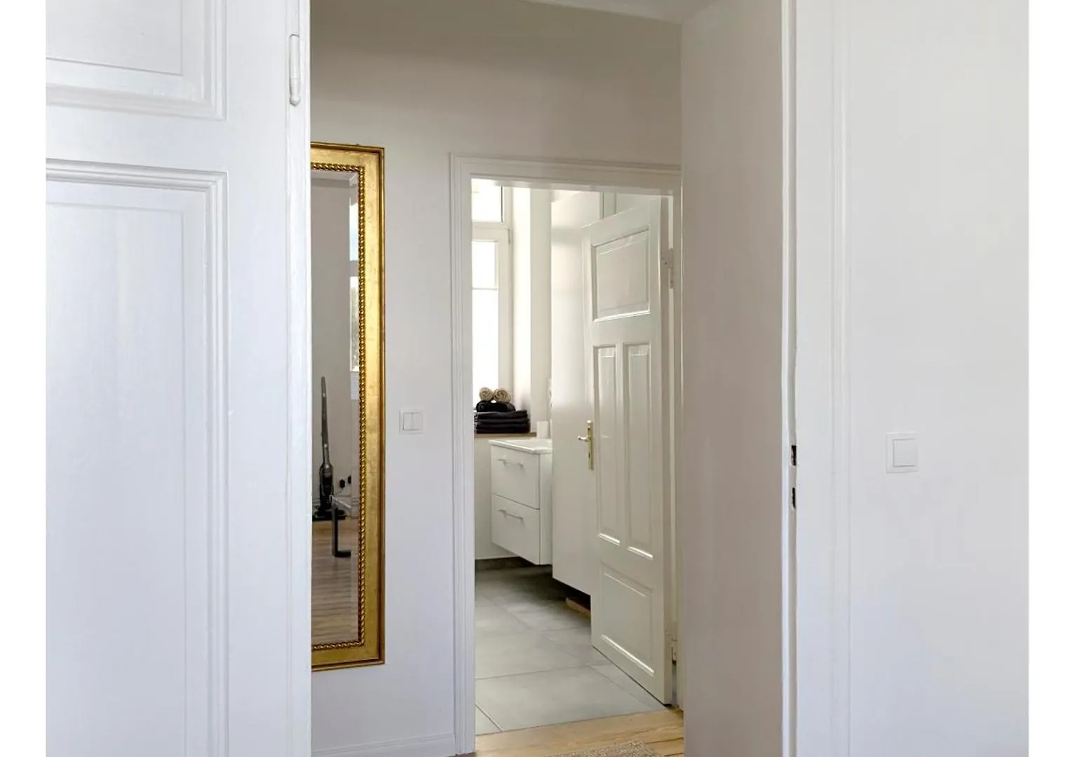 2 Zi Whg Zentral, Altbau, Renoviert 4P - Buchbar Bis 08-25 Lejlighed Hannover